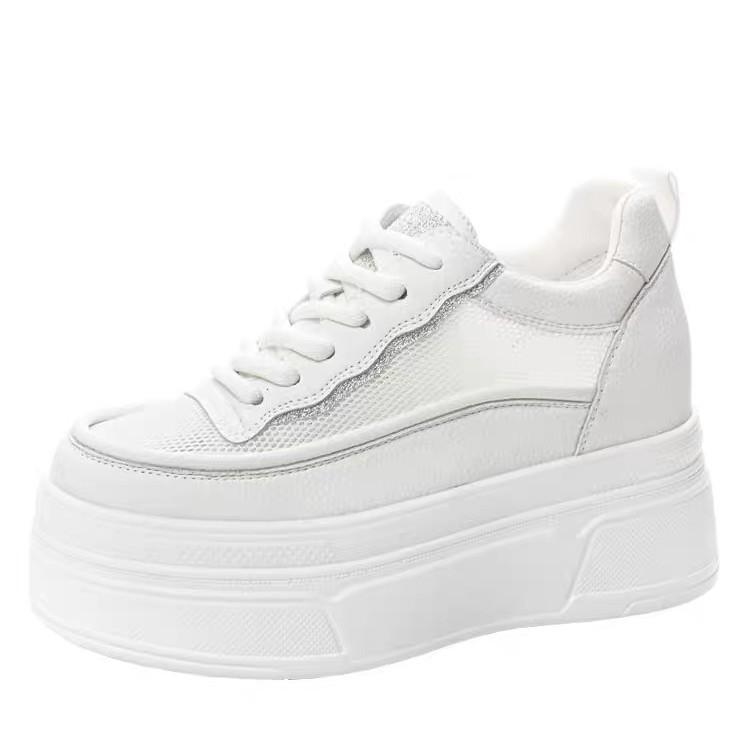 Kleine weiße Schuhe Damen dicke Sohlen 2025 Sommer neu beliebt vielseitig Mesh atmungsaktiv Damen Schuhe Innenhöhe Erhöhung Muffin Freizeitschuhe