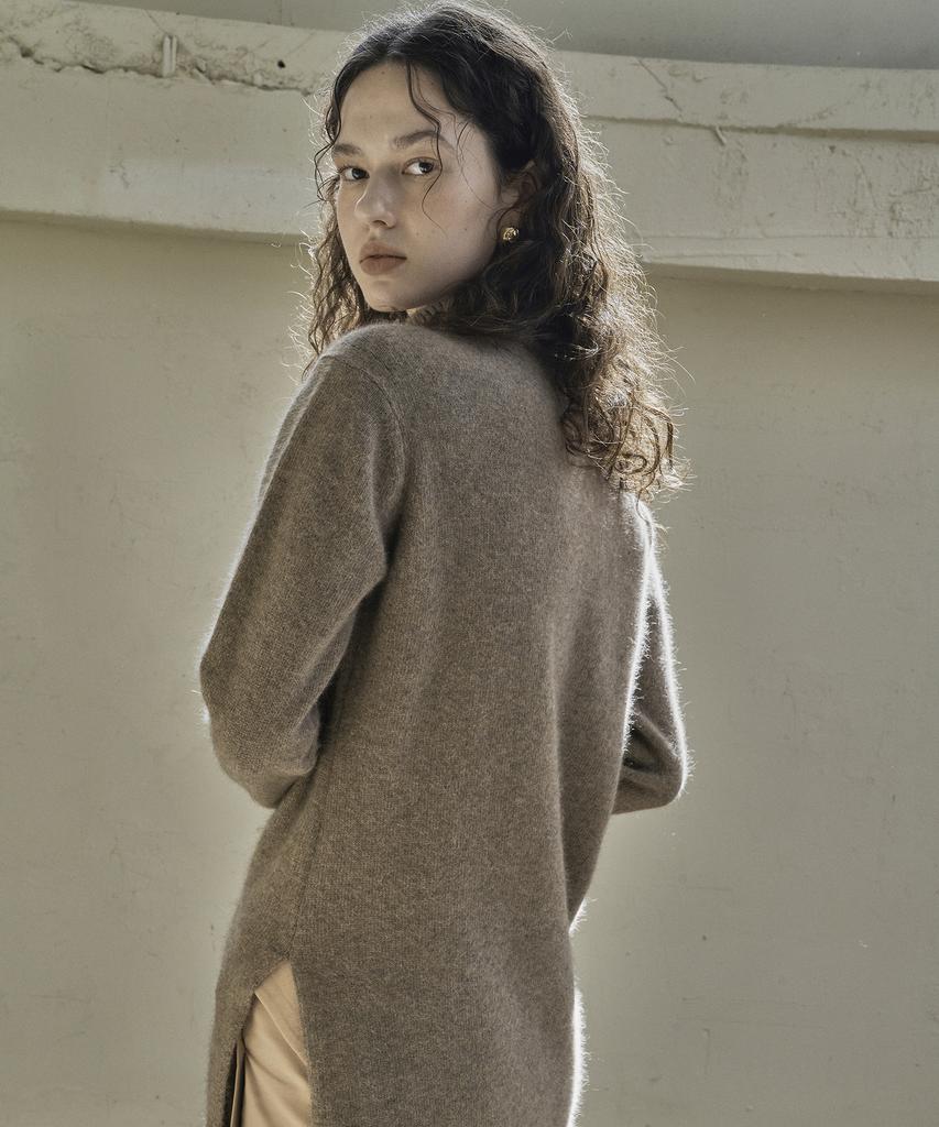 Kkeulle Side Slit Turtleneck_Alpaca