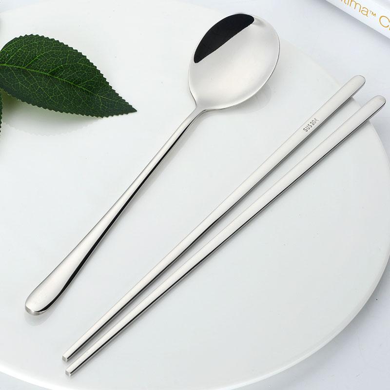 

18/8 Korean Stainless Steel Food Chopsticks Spoon Set Long Handle Flat Non-Slip Chopsticks Dessert Spoon Dinnerware Set With Box