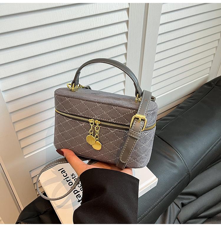 

В этом году популярны женские сумки 2025 года в новом стиле Сяосянфэн, в иностранном стиле, с бриллиантовой цепочкой, сумка-коробка, на плечо, мессенджер. серый