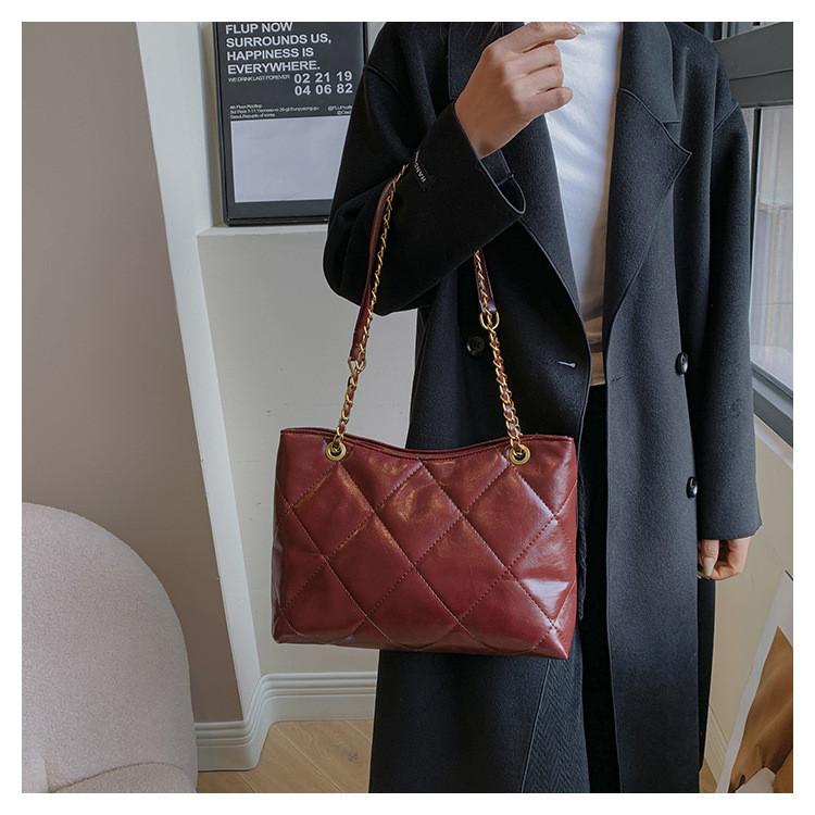 2023 Winter New Women's Bag Fashion Street Trend Shoulder Bag Retro Casual Crossbody Bag Rhombic Chain Tote Bag In Black