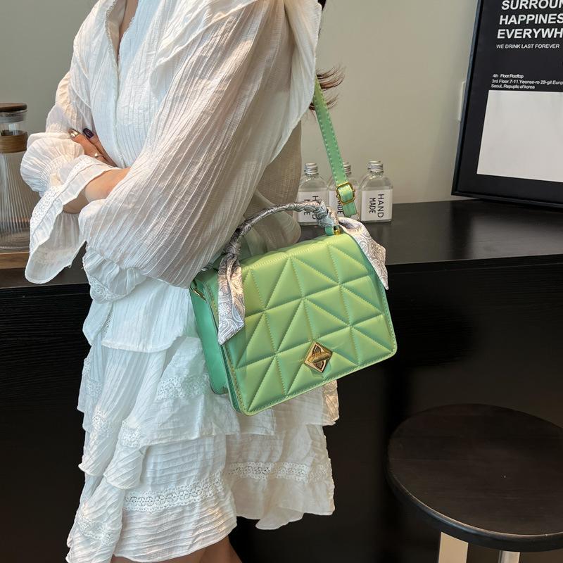 2025 Spring and Summer New Shoulder Crossbody Portable Women's Bag Fashion Korean Version Silk Scarf Diamond Chain Box Bag Women's Tide