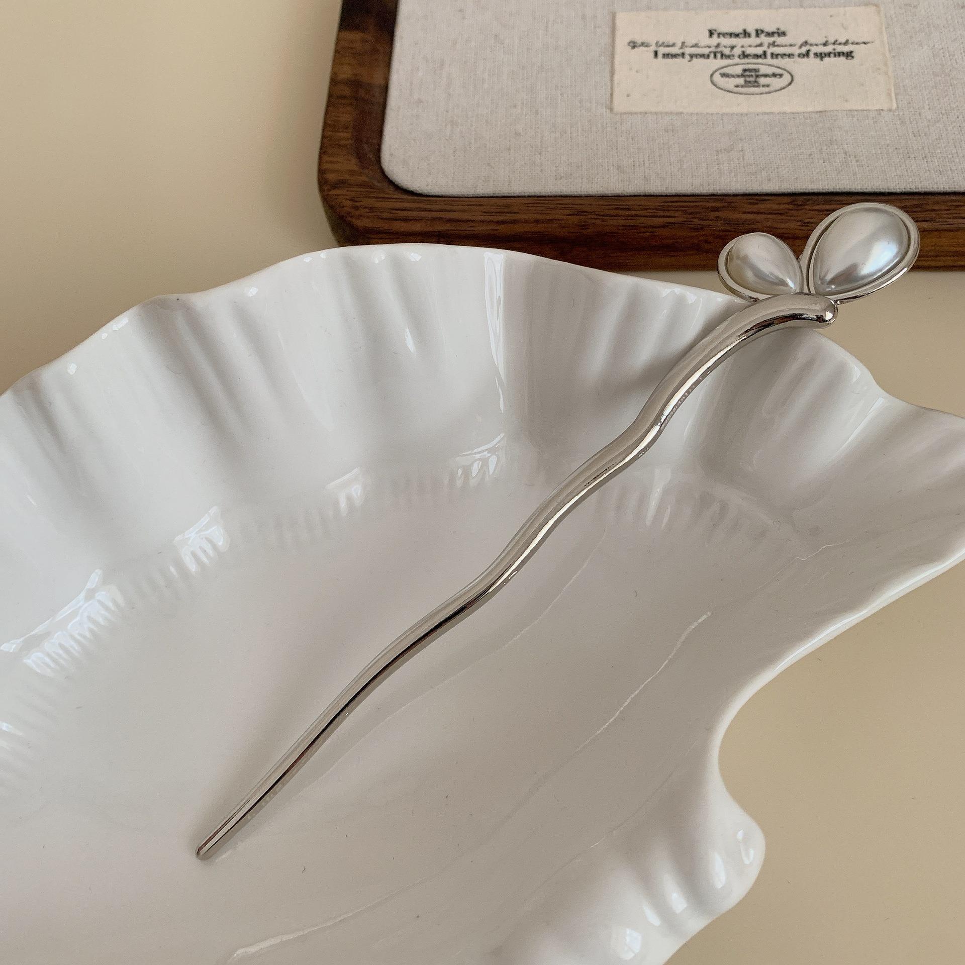 

Exquisite retro metal hair clip women s new Chinese style hair clip imitation pearl hair stick hair accessory headwear Size fits all