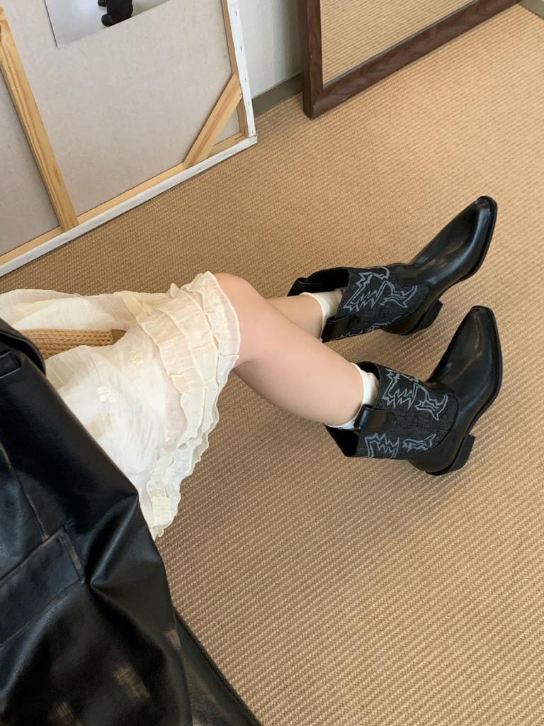 2025 New Retro Pointed Western Cowboy Boots Autumn Thick Heel Medium Tube Martin Boots Women