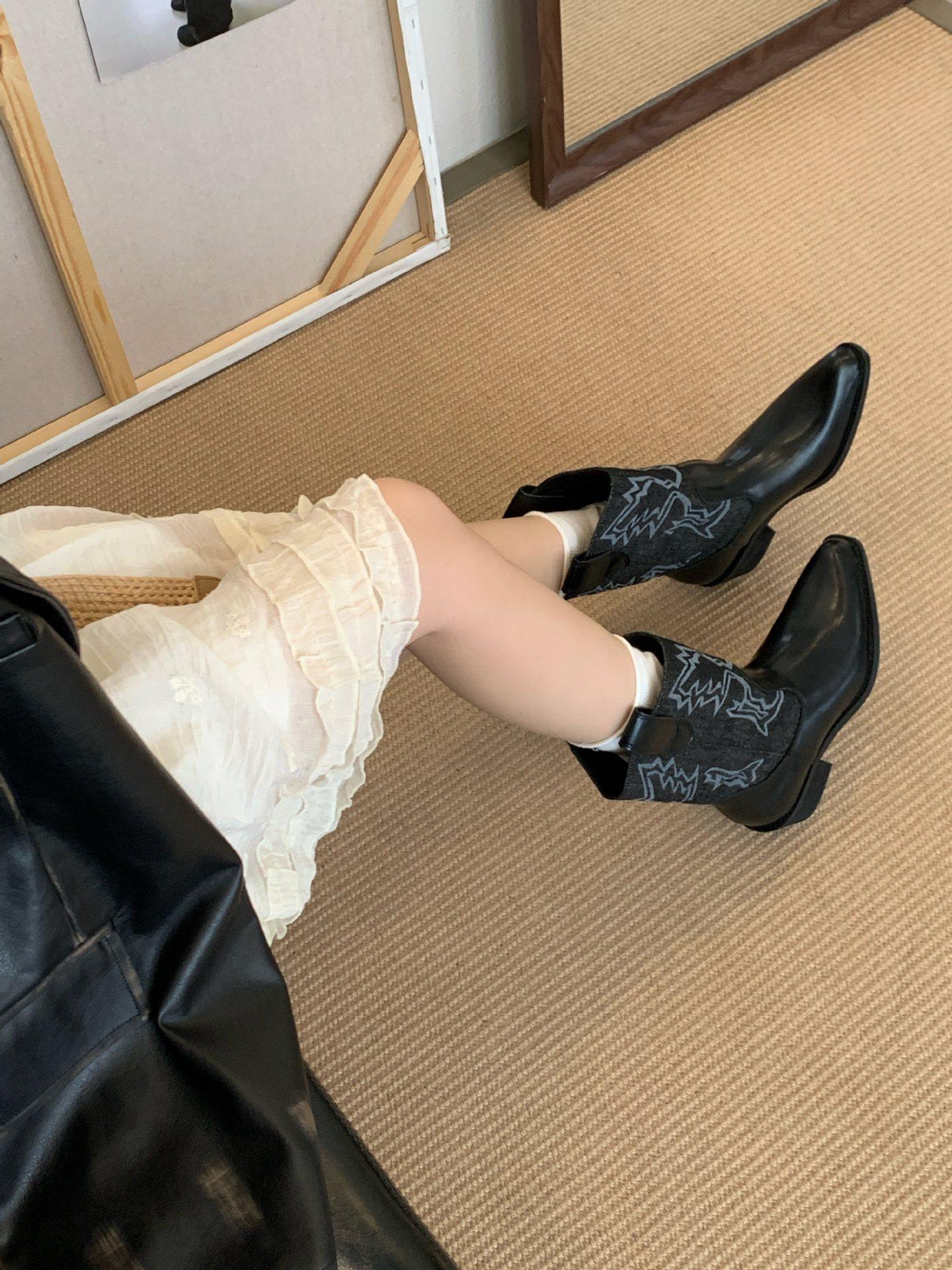 

2025 new retro pointed western cowboy boots autumn thick heel medium tube Martin boots women 39 чёрный