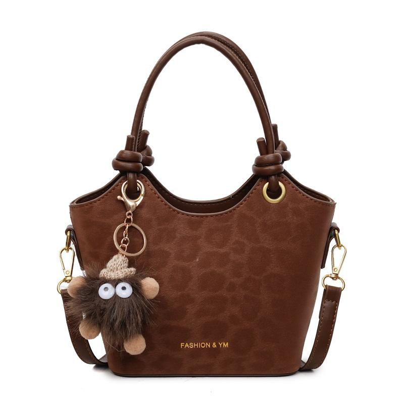 Retro small bags women's autumn and winter versatile 2025 new super fire shoulder messenger bags are popular this year, bucket bags