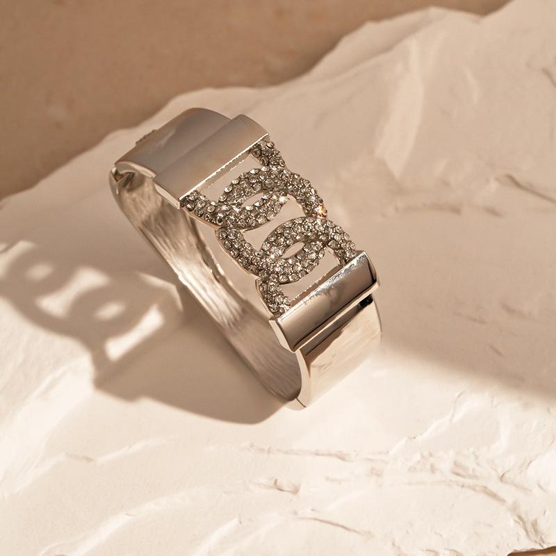 Holiday Style Exaggerated Starfish Opening Bracelet Metal High-end Arm Ring Cold Wind Temperament Jewelry Women