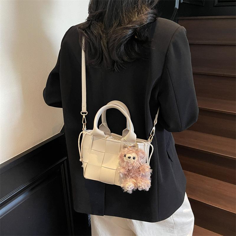 Woven portable bucket bag, women's new high-end fashion vegetable basket, shoulder messenger bag.