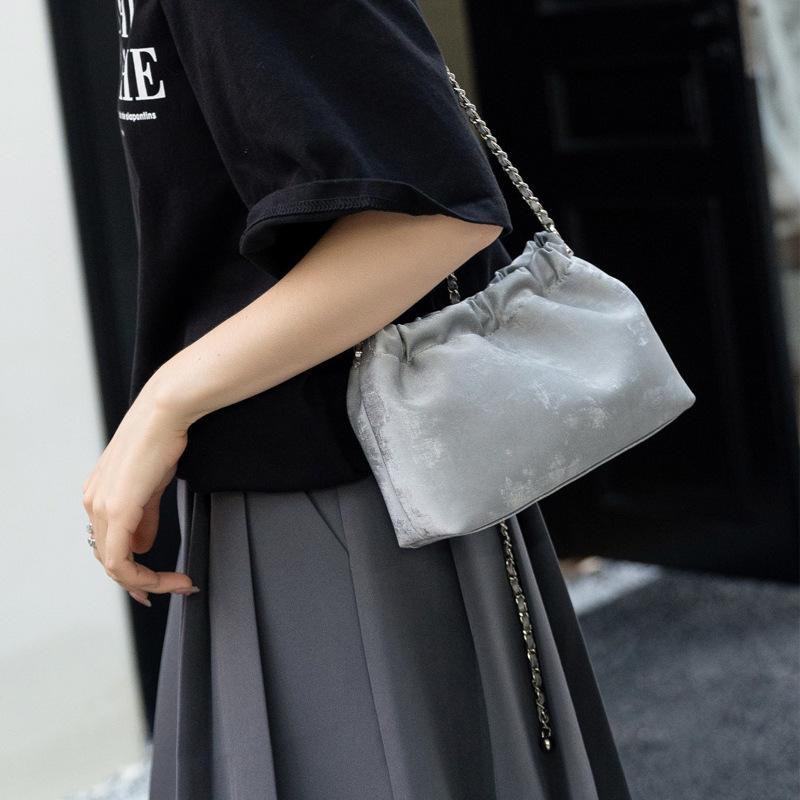 Genuine Leather Women's Bag In Summer New One Shoulder Crossbody Cloud Bag Casual Simple and Versatile National Style Cowhide Chain Bag