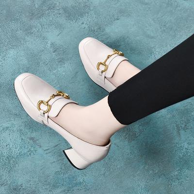 Tacchi alti primavera nuova punta tonda tacco spesso tacco medio tacco quadrato scarpe da donna primo strato pelle bovina fibbia quadrata scarpe singole