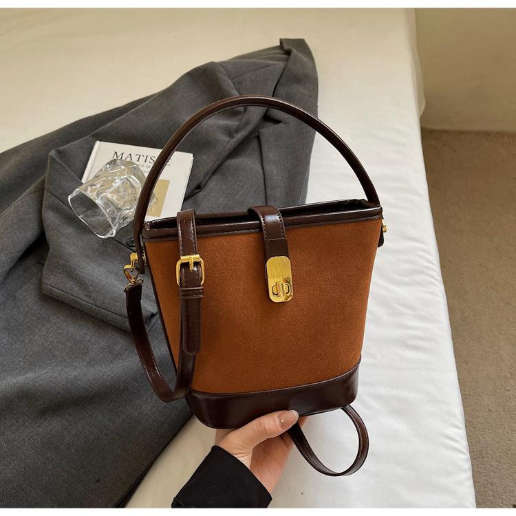 This year, the popular small bag women's bag 2025 new autumn and winter messenger bag premium matte retro portable bucket bag