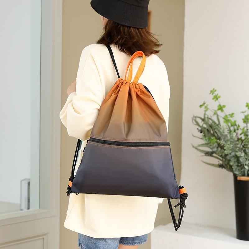 Rucsacul cu șnur de capacitate mare cu culoare în gradient și buzunar exterior cu fermoar este potrivit pentru sport, călătorii și activități în aer liber.