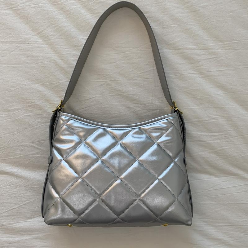 

Korean version niche bag 2025 new commuter diamond chain underarm bag fashionable and simple shoulder messenger bag срібний