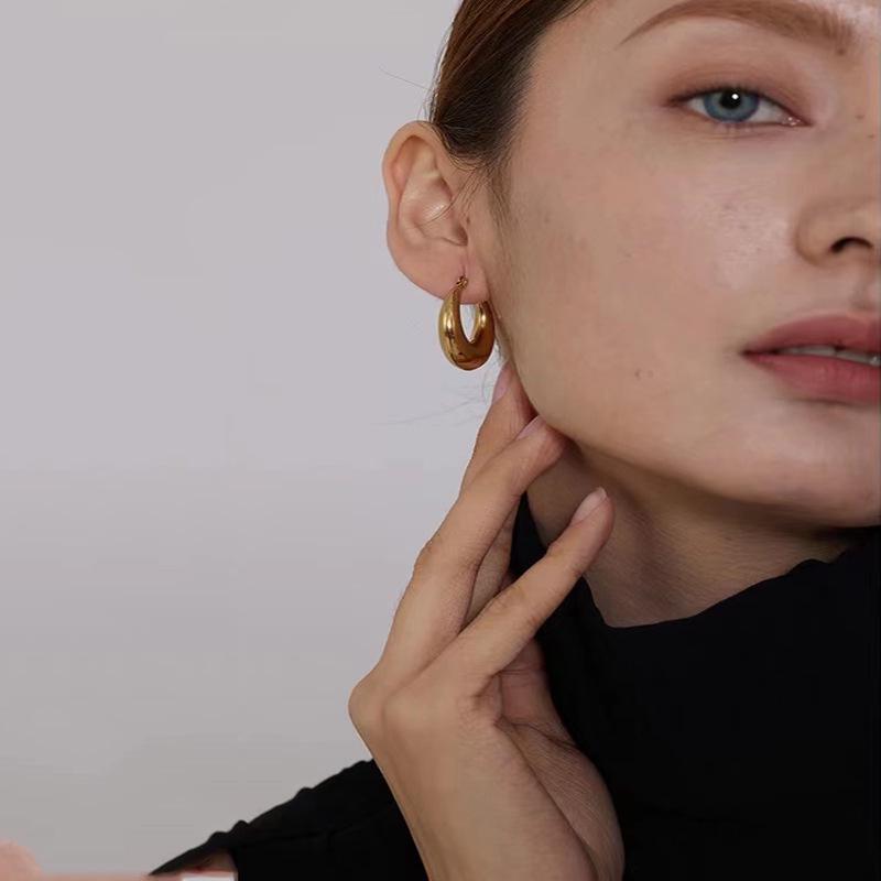 Stainless Steel Hollow Earrings for Women - Fashionable 18K Gold Simple Round Design, Versatile and Trendy Style.
