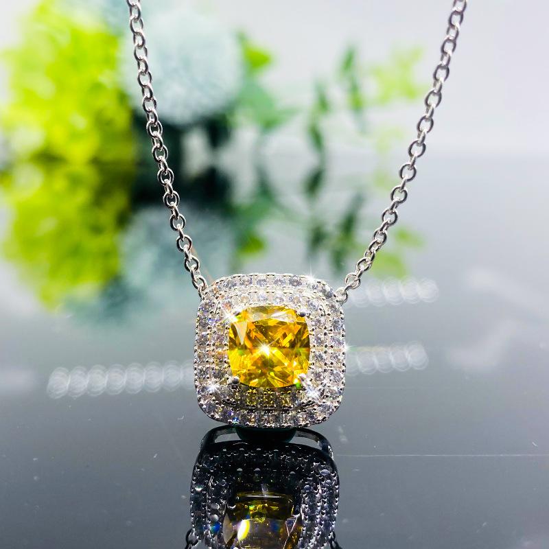 Luxury New Necklace, Copper Inlaid Pillow-shaped 6 * 6 Ice Flower Yellow Diamond Necklace, Fashionable Women's Collarbone Chain