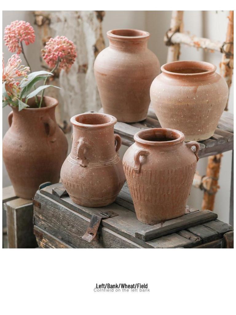 Handgefertigte rote Terrakotta-Vase im Wabi-Sabi-Stil mit doppelten Henkeln - Retro-Grobkeramik für Trockenblumen