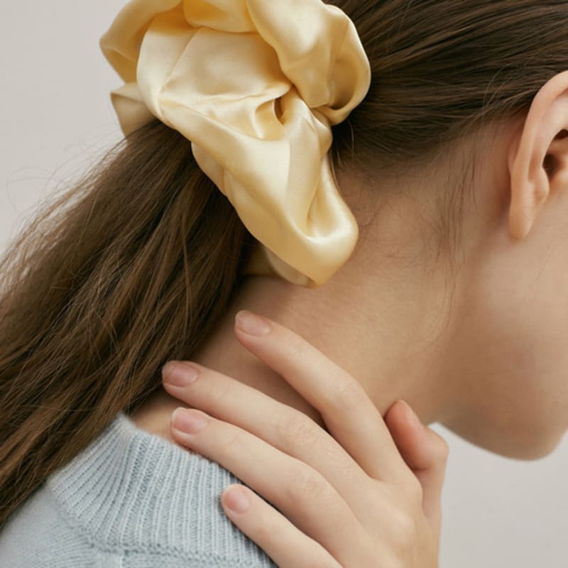 

AVVINA PELLE Шелковая резинка для волос (L) - Масло Butter