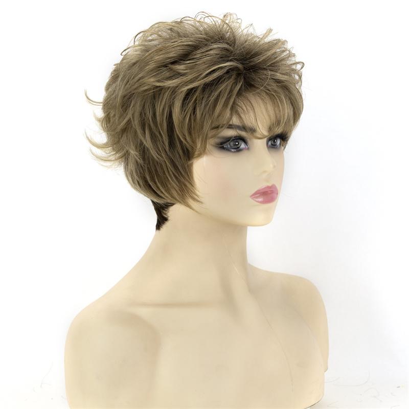 Tagli Corti in Fibra Sintetica Parrucche Bionde per Donne Bianche Stili di Taglio Pixie Parrucca Dorata da Mamma con Capelli Ricci Sostitutiva con Frangia