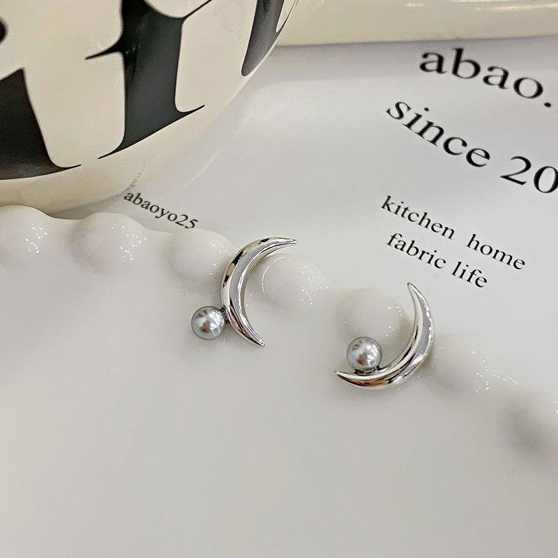 Asymmetrical Moon Pearl Earrings Niche Design and Cool Feeling Light Luxury High-end Earrings