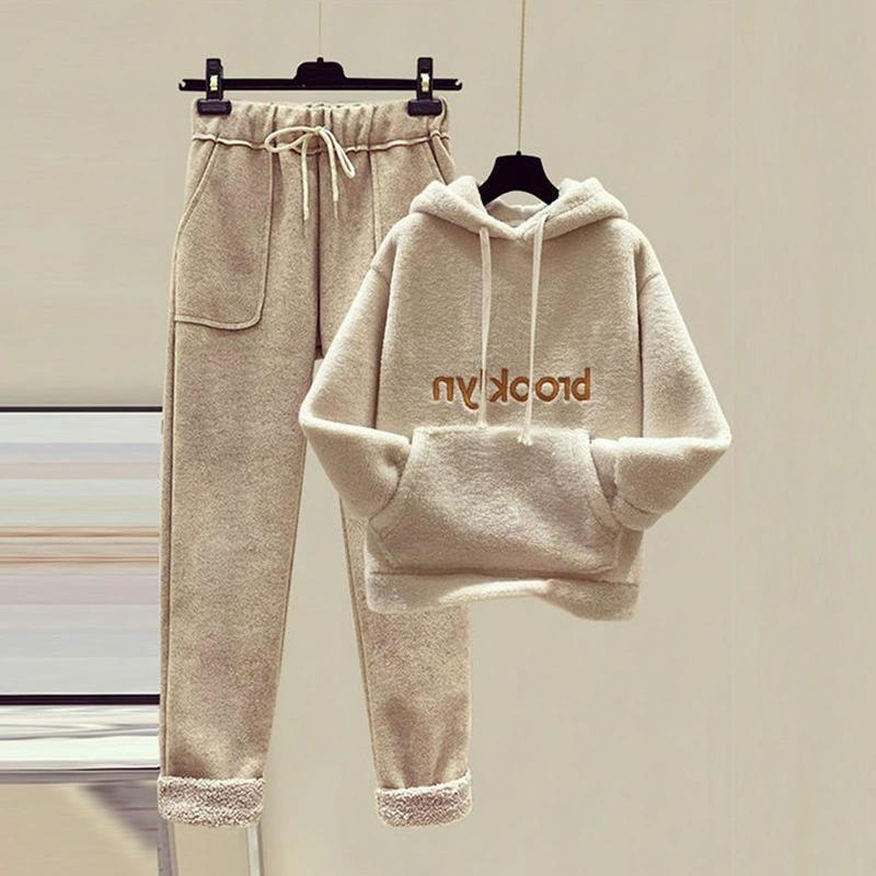 

Имитация овечьего бархата Утепленный костюм Женский Осень-Зима Вышитый свитер Женский + Шерстяные широкие брюки Женский Костюм-двойка M