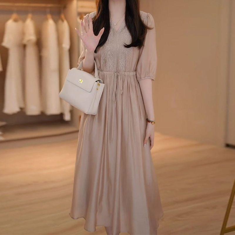 

2025 лето новый завышенный силуэт и стройнящее темпераментное платье средней длины, высокое качество, тяжелая промышленная вышивка, легкое роскошное тенселовое платье для женщин M шампанского