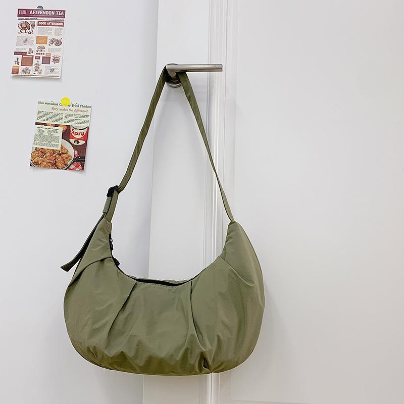 New large-capacity 2025 dumpling bag women's niche design bag simple messenger bag fashionable personalized shoulder bag