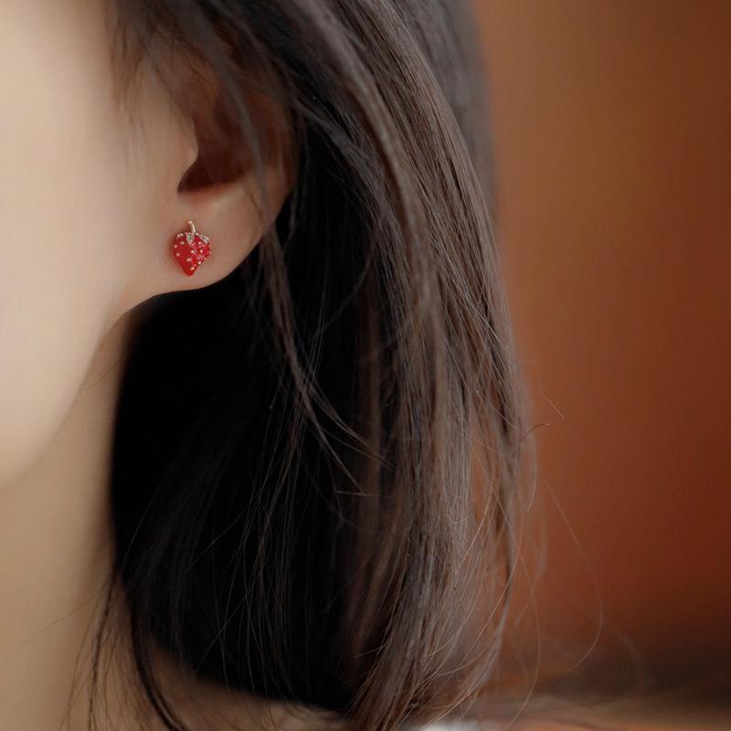 Red Mini Strawberry Earrings for Women New 2024 Explosive Delicate Small High-grade Minority Stud Earring Dainty Zircon Gift