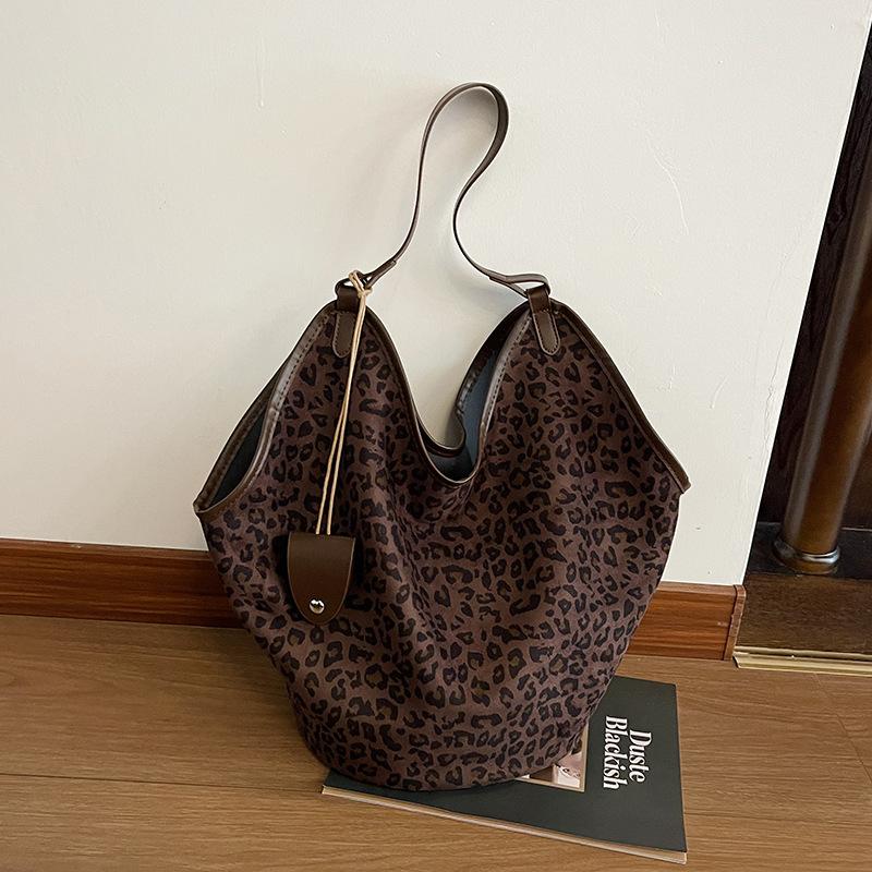 

Fashion bucket bag, new large-capacity retro casual commuting shoulder bag, underarm bag, dumpling bag. цветной печати леопарда
