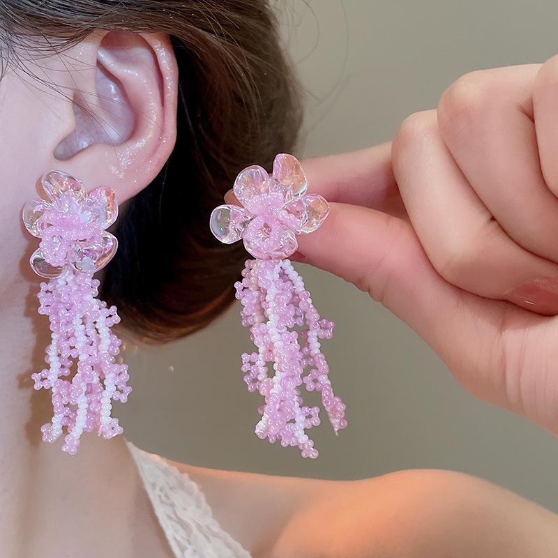 Boucles d'oreilles bohèmes roses à fleurs de perles de rocaille et pompons de perles