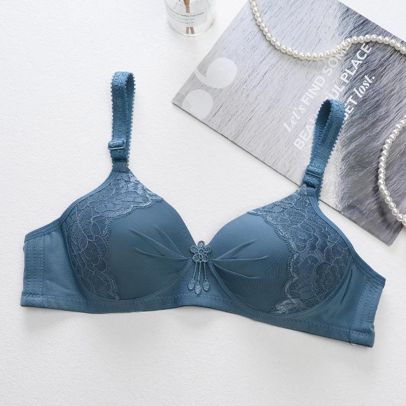 Foreign trade models, middle-aged and elderly people without steel rims, thin cups, lace bra covers gather in three rows of stock.
