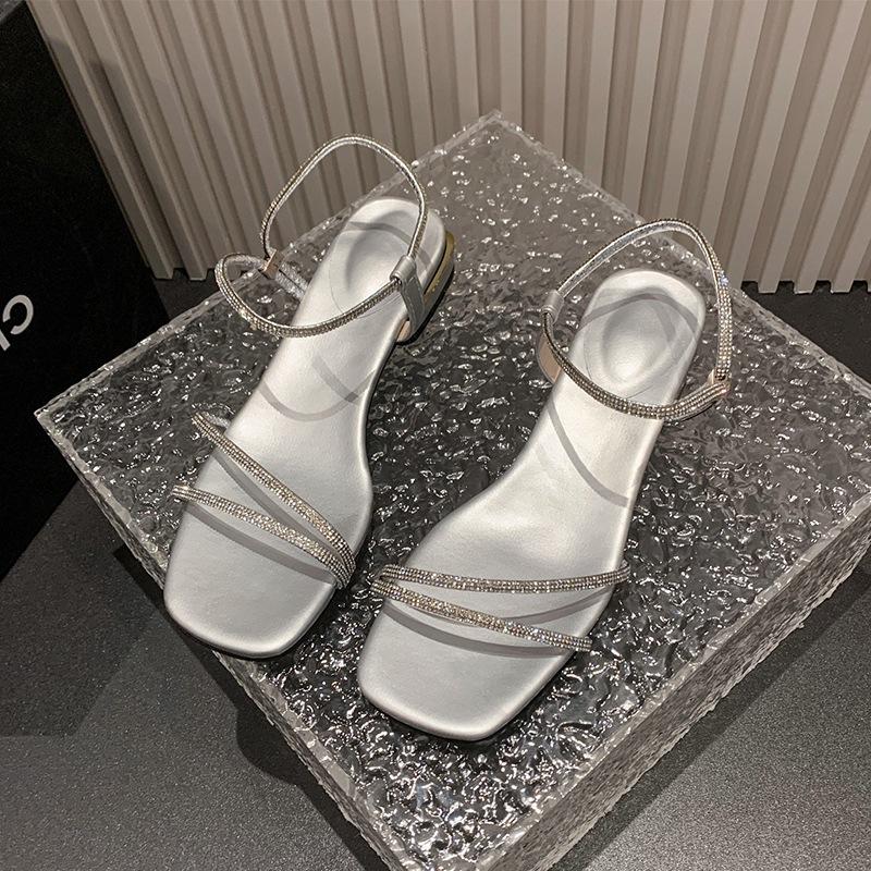 

Temperament French sandals 2025 new female summer fairy wind one-word buckle with silver rhinestone beach shoes low heel 40 серебряный