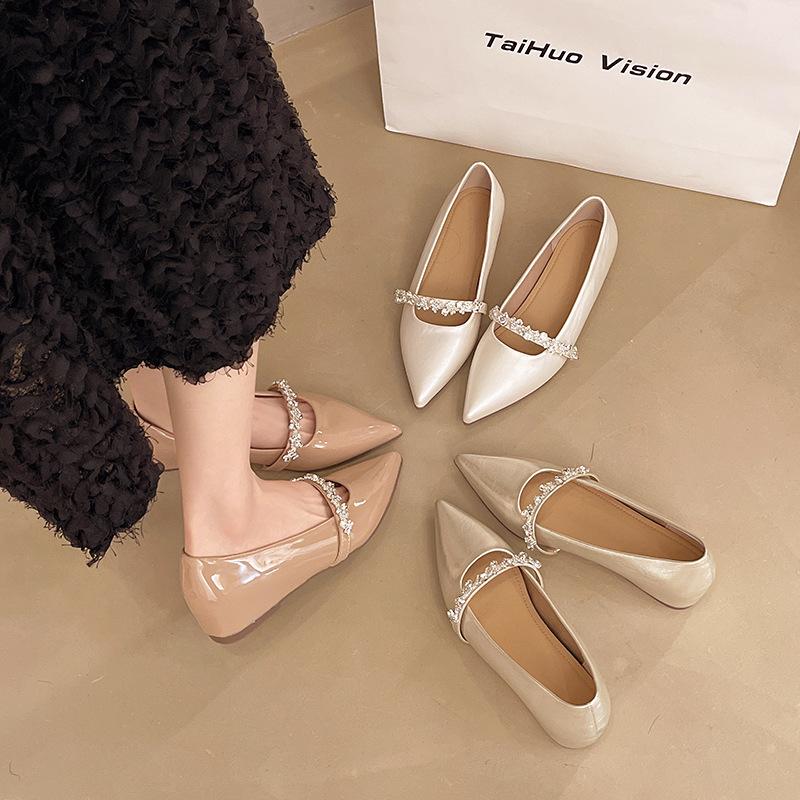 Francuskie lekkie luksusowe słowo z cyrkoniami ze szpiczastymi czółenkami damskie 2025 nowe modne buty wieczorowe wewnętrzne podwyższenie Mary Jane