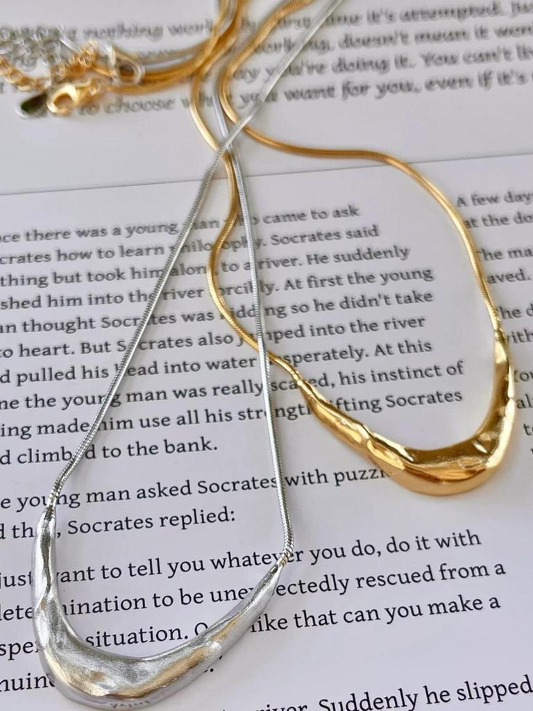 Women's Hammered U-Shaped Smiley Face Necklace - Minimalist Design, Versatile Long Pendant for Everyday Wear