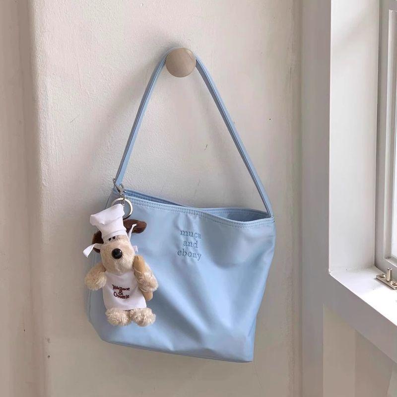 

Официальные оригинальные товары Южная Корея Mucu и Эбони Письмо Портативная сумка с ручкой Чжао Лусы Дженни Тот же стиль Baby Blue [In Stock speed]]