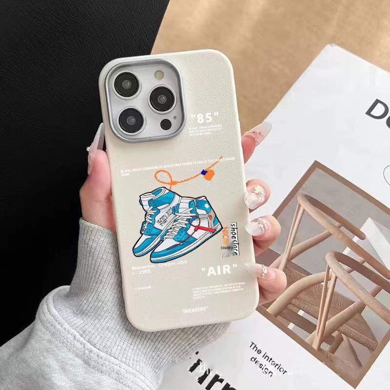 

Чохол для iPhone 17 Pro Max: Металевий каркас, текстура шкіри, повне покриття, захист від падіння, модний дизайн у стилі кросівок iPhone 16 Pro Max брудно-білий