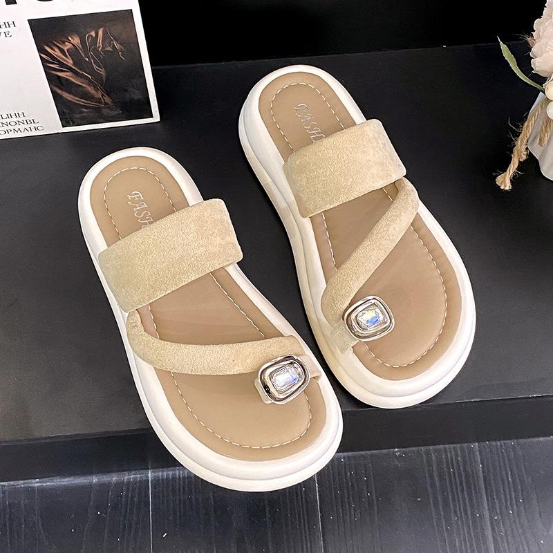 Thick-soled slippers for women's summer wear, stepping on shit 2025 new set of toe sandals, beach fashion with skirts, cool slippers for women
