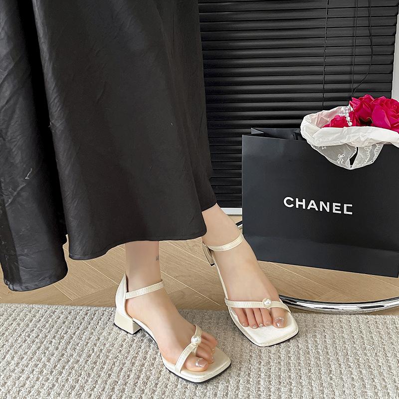 French Square Head Pearl One-word Buckle with Thick Heel Sandals Female 2025 Summer New Versatile Fairy Style Toe Sandals