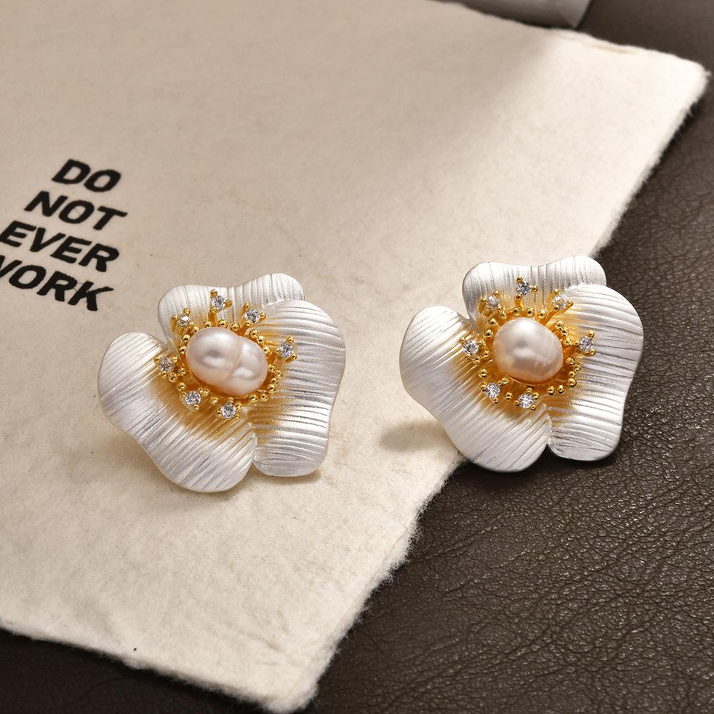 2026 Retro Artistic Flower Pearl Stud Earrings - Matte Gold Textured Petal Zircon Inlaid Earrings for Women Niche Design Jewelry