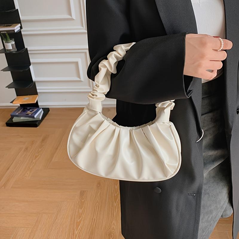 A Stylish Pleated Cloud Bag Designed for Women, Perfect for The Shoulder Or As an Armpit Bag, Featuring a Trendy And Versatile Design.