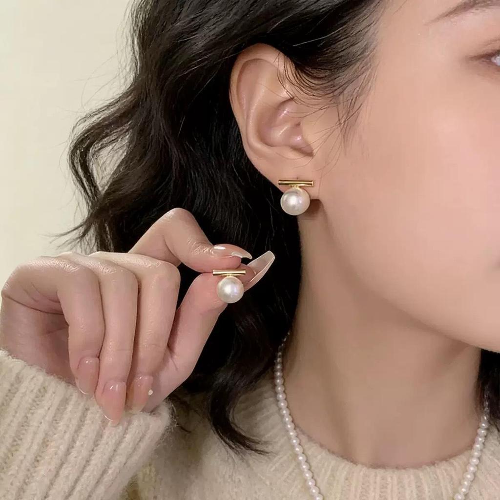 Niche Design White Pearl Stud Earrings for Women - Retro High-End Style, 2026 Autumn/Winter Collection.