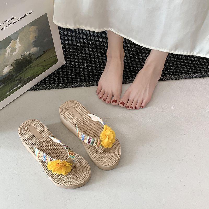2025 summer new Xiaoxiang vacation beach shoes non-slip pinch sandals flip-flops women