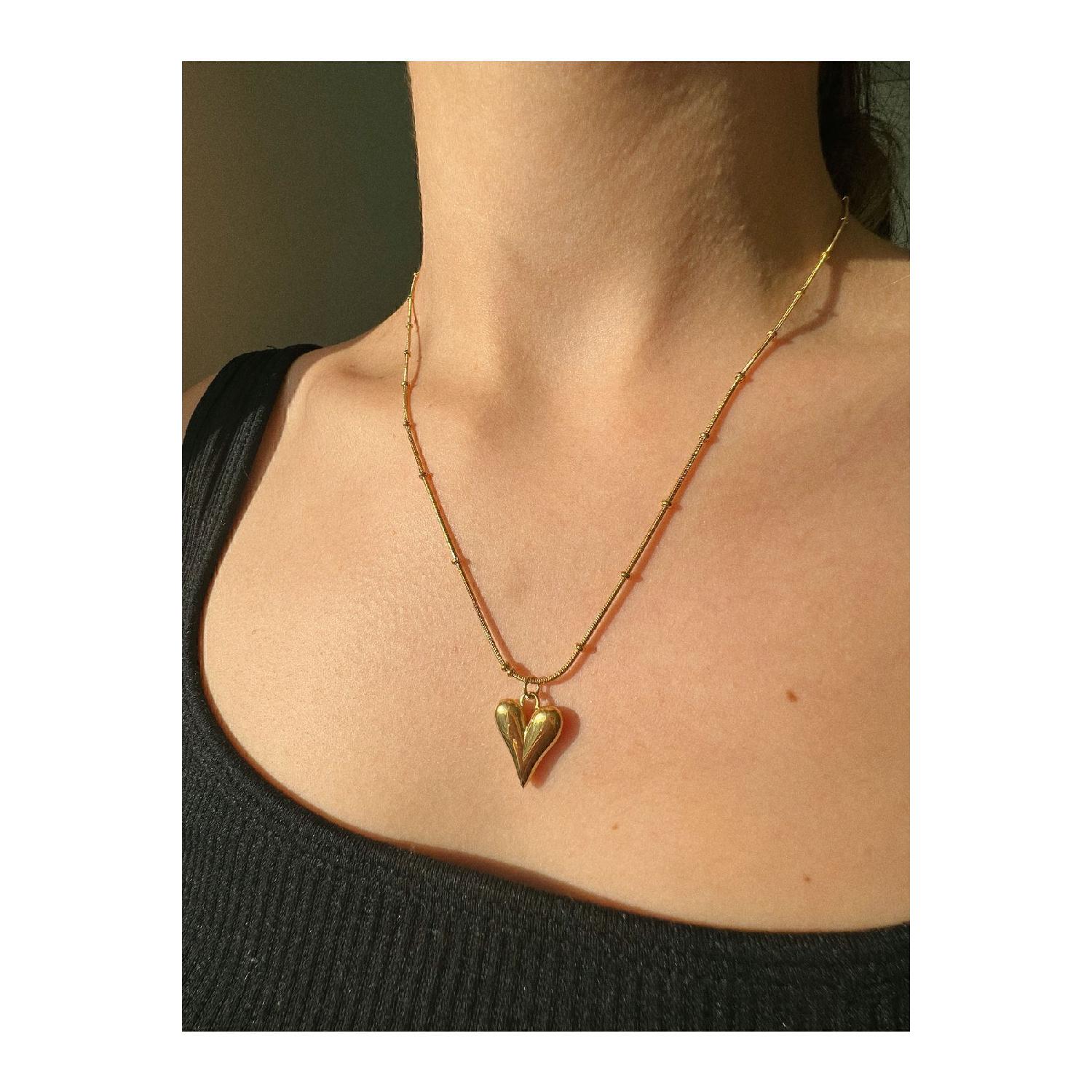 

Сталеве намисто у формі серця з деталями кульки золотий