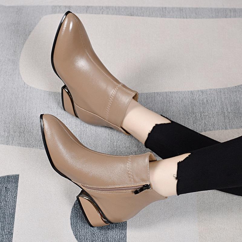 Flat-bottomed small short boots women's pointed new autumn and winter velvet leather boots comfortable and casual thick heel large size women's boots
