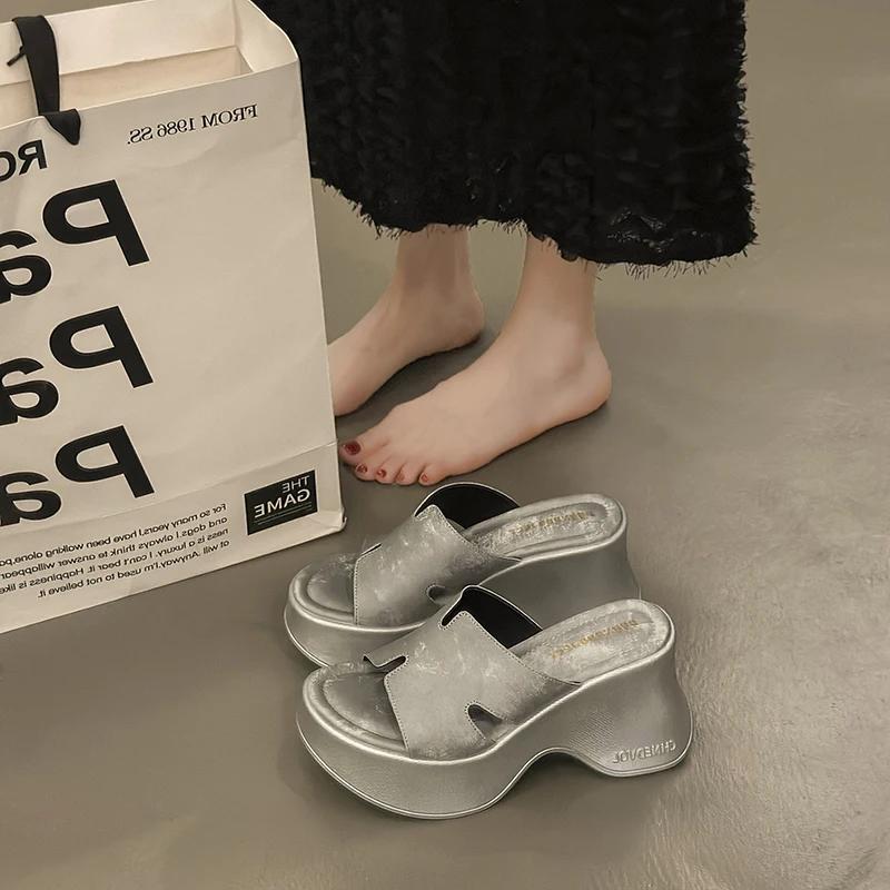 

Модные тапочки Повседневная женская обувь Платформа Слайды Летние сабо Женщина на танкетке Роскошь 2024 Мягкие пляжные скандалы Модные тапочки 39 серебряный