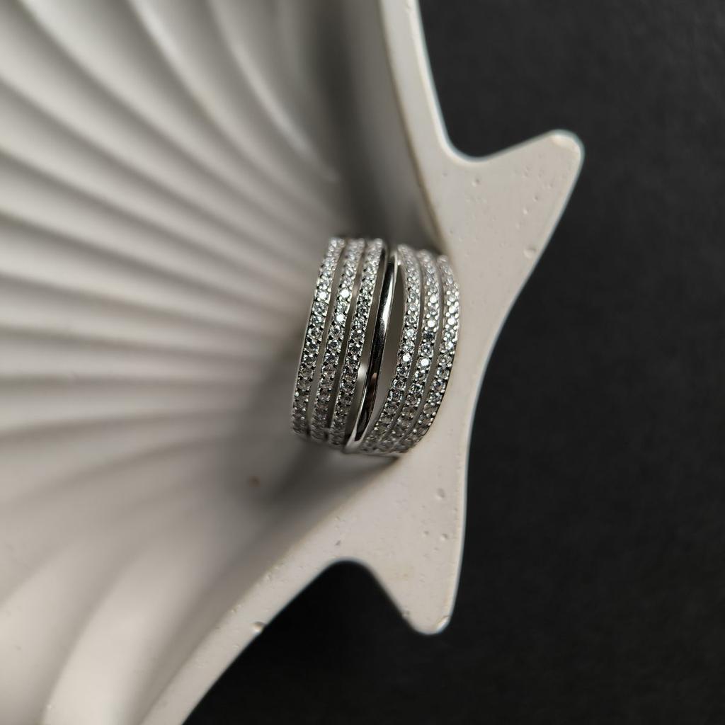 Bague en argent avec des oxydes de zirconium, poids de l'article 4,89 gr (2187165)