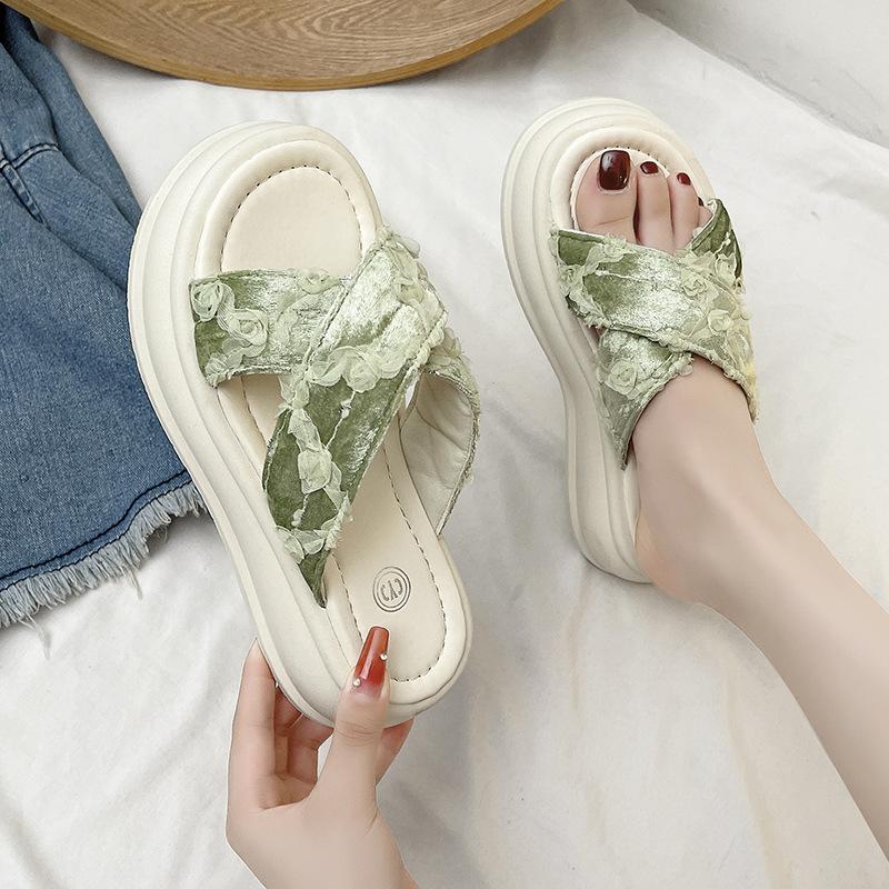 Beautiful one-word thick-soled slippers for women to wear 2025 summer new versatile ins tide non-slip seaside vacation beach