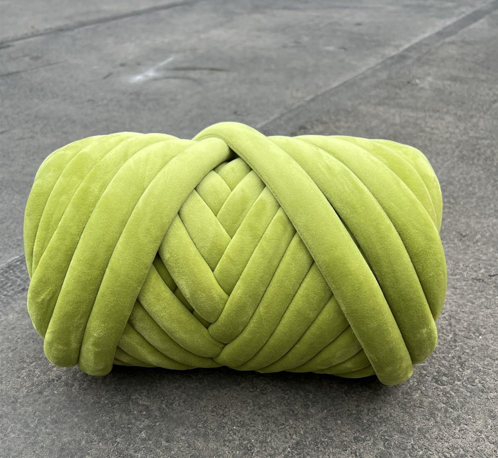 Introducing Our DIY Velvet Crystal Yarn Pillow Cat Bed: 3cm Thick, Soft, and Cozy!
