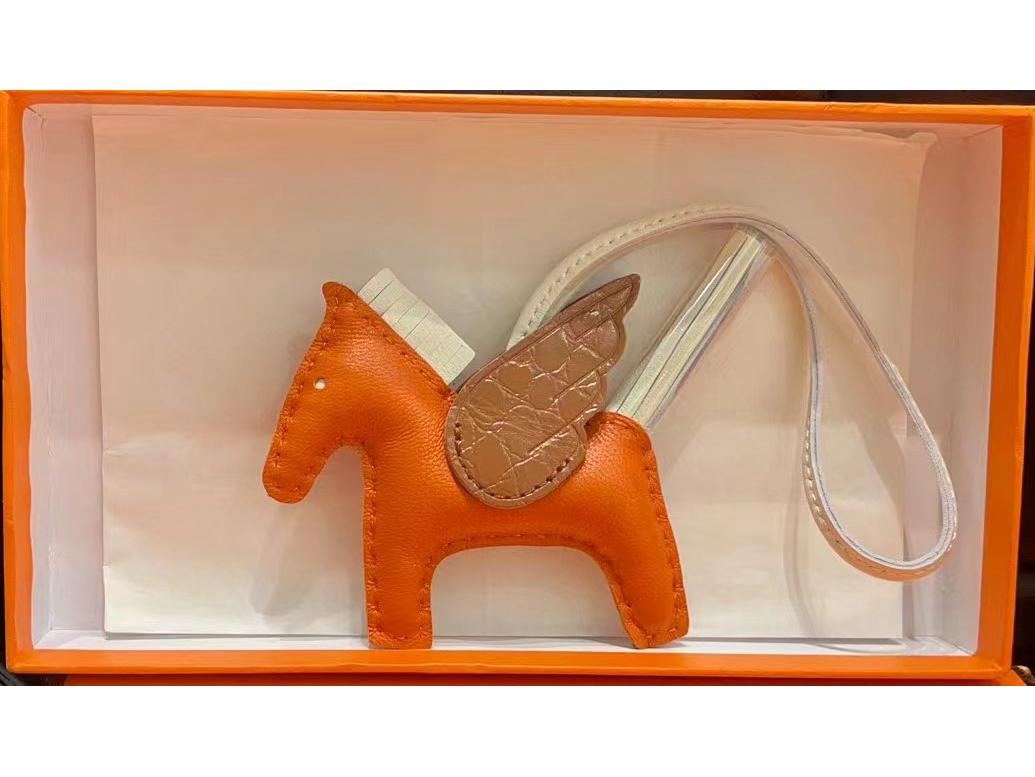 

Шарм для сумки из натуральной кожи ручной работы - Милый дизайн летящей лошади из овчины