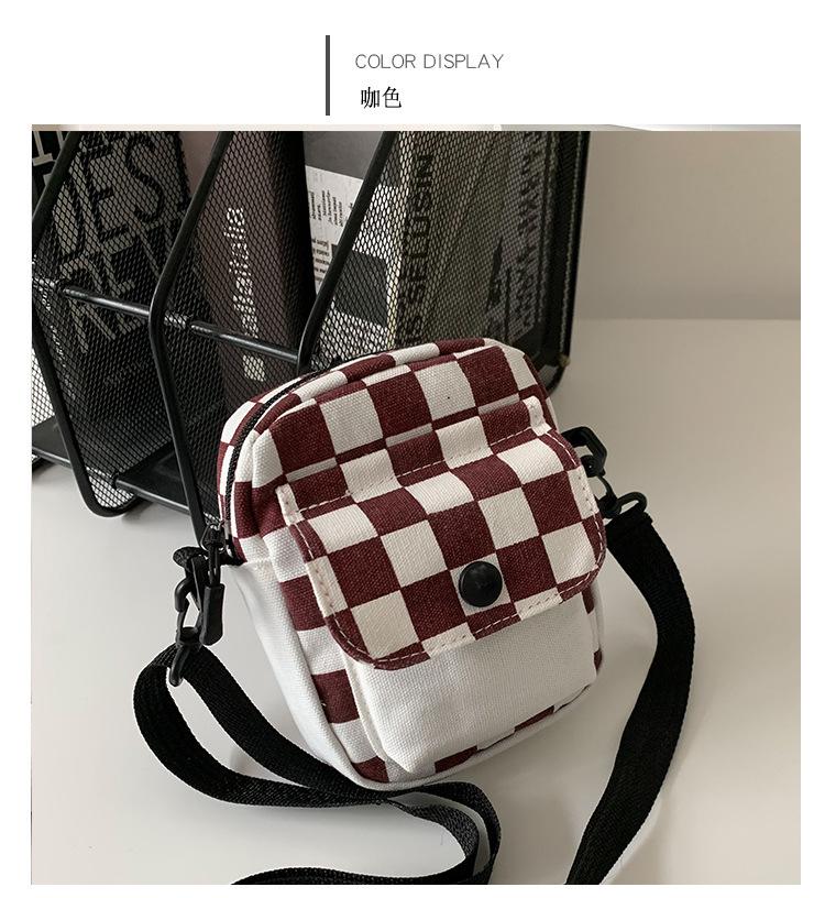 

Plaid small bag women s messenger bag 2025 new ins niche personality versatile student canvas shoulder small square bag темно-коричневого