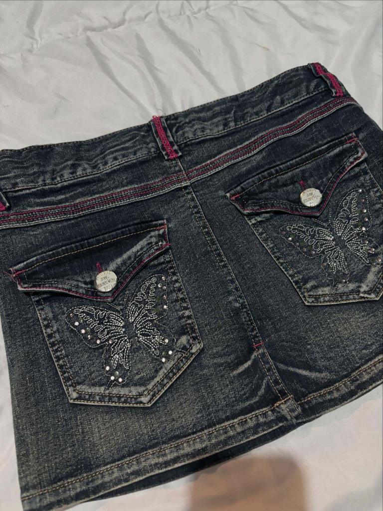 Minifalda Vaquera Retro Y2K Bordada con Mariposas - Lavada, Ajustada a la Cadera, Estilo Urbano Chica Picante